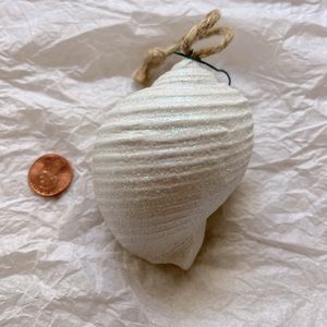 Ceramic seashell ornament with glitter